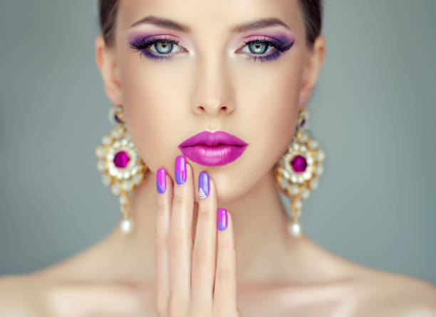 kalt und ausdrucksstarken blick auf den betrachter. der blick. stilvolle maniküre und make-up in einem lila farbe. - lipstick russian ethnicity fashion model fashion stock-fotos und bilder