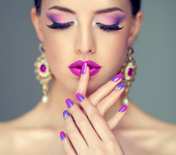 stilvolle maniküre und make-up in einem lila farbe.  geschlossenen augen und perfekte wimpern. - lipstick russian ethnicity fashion model fashion stock-fotos und bilder