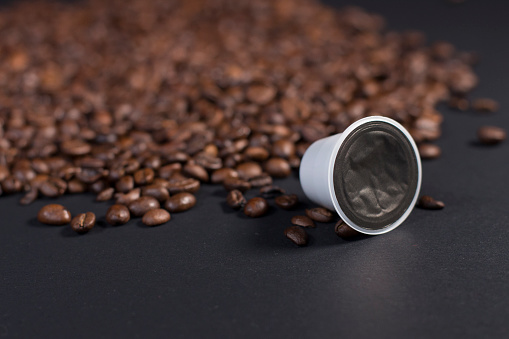 Cápsula de café en granos de café tostados photo