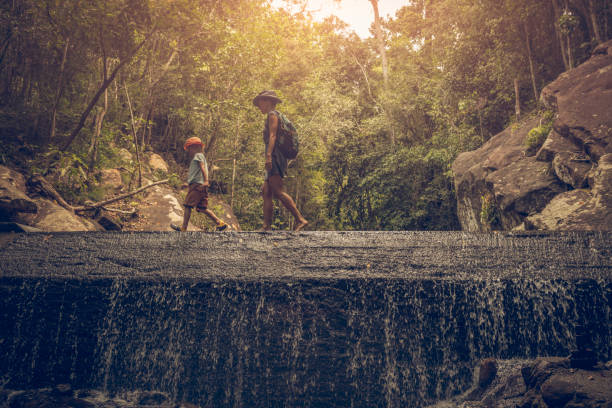 mochileros en selva - waterfall thailand tropical rainforest tropical climate fotografías e imágenes de stock