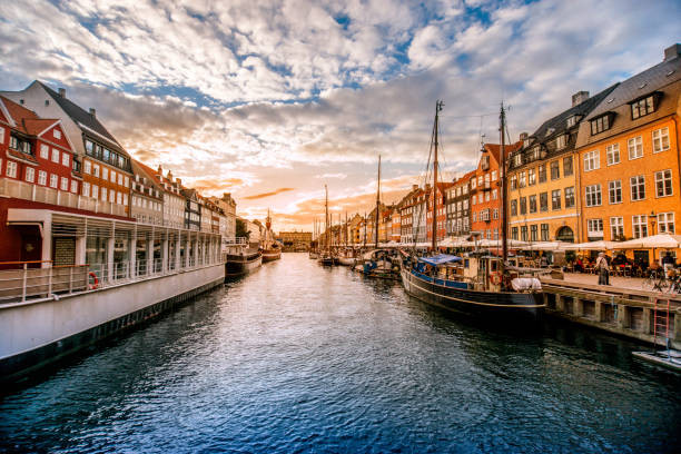 kolorowe tradycyjne domy w kopenhadze stare miasto nyhavn o zachodzie słońca - denmark built structure copenhagen architecture zdjęcia i obrazy z banku zdjęć