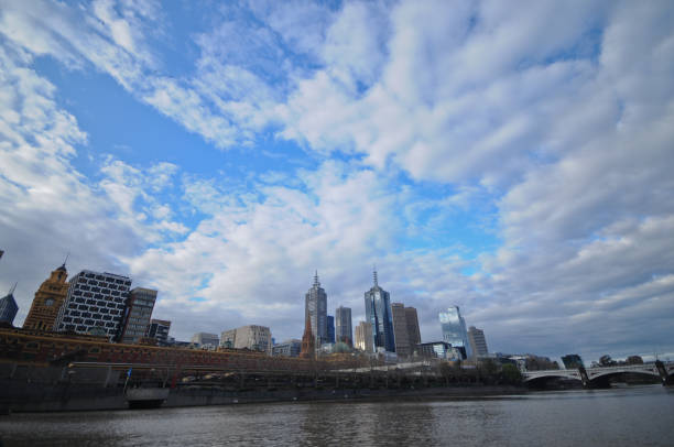 vista panoramica del paesaggio urbano di melbourne e del cielo blu in victoria australia - melb foto e immagini stock