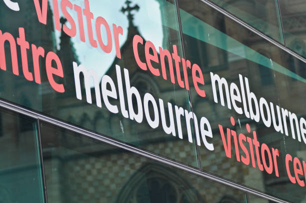 parete di vetro del centro visitatori turistico di melbourne con un riflesso della cattedrale di st paul - melb foto e immagini stock