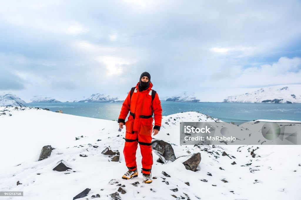 Homme de promenades à travers la glace et de neige en Antarctique. Icebergs et tout gelé autour de vous. - Photo de Antarctique libre de droits