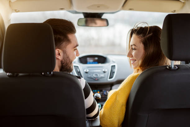 お互いを探している美しい若い幸せな愛カップルの車の後姿。 - owner women car rear view mirror ストックフォトと画像