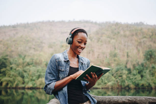 femme écoutant de la musique dans la nature - black forest audio photos et images de collection