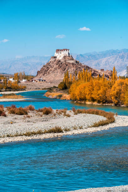 monastère de stakna avec vue sur les montagnes de l’himalaya - c’est un célèbre temple bouddhiste, leh, ladakh, jammu and kashmir, inde. - jammu et cachemire photos et images de collection