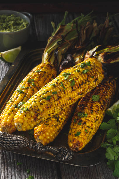 maïs grillé au barbacoa au beurre d ' herbes aromatiques. barbacoa d'été - corn on the cob fotos fotografías e imágenes de stock