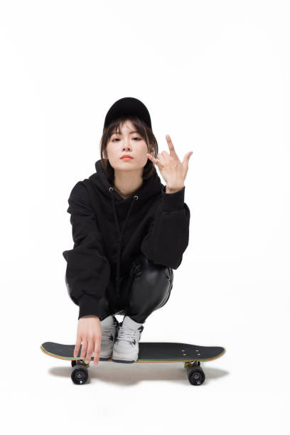 女性がスケート ボードでポーズ - 1人のストックフォトや画像を多数ご