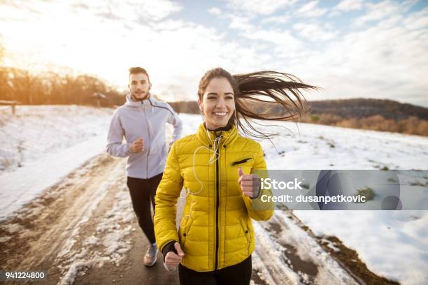 Aktive Sportler Sportliche Paar Mit Starker Ausdauer Auf Die Straße Im Winter Natur Morgens Ausgeführt Stockfoto und mehr Bilder von Winter