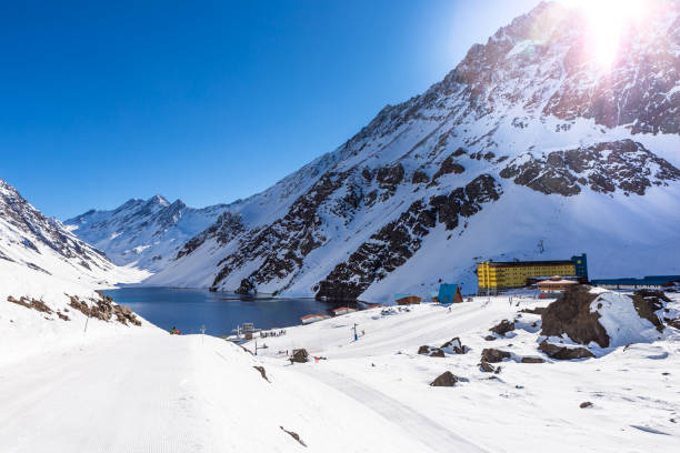 esquiar no chile em um dia ensolarado com muita neve. - ski resort snow hotel mountain - fotografias e filmes do acervo