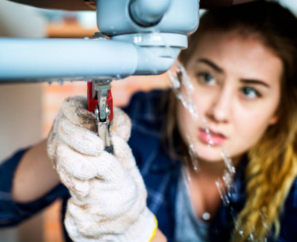 Woman fixing kitchen sink Woman fixing kitchen sink Plumber stock pictures, royalty-free photos & images