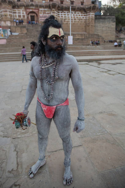 sadhu em ghats do rio ganges. - 13589 - fotografias e filmes do acervo