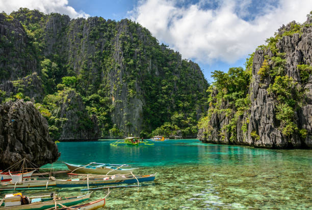 bateaux philippins dans l’île de la lagune de coron, palawan, philippines - palawan photos et images de collection