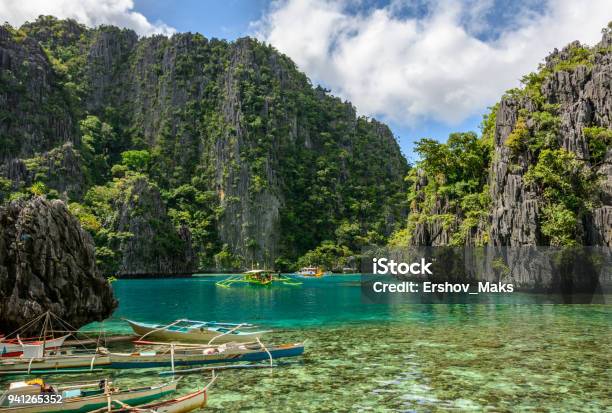 Photo libre de droit de Bateaux Philippins Dans Lîle De La Lagune De Coron Palawan Philippines banque d'images et plus d'images libres de droit de Philippines