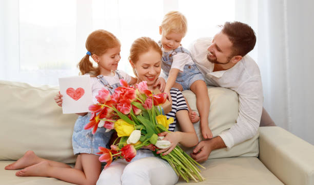 幸せな母の日!父と子供たちが休日に母を祝福します。 - day gift father fathers ストックフォトと画像