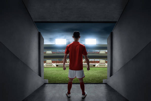 jugador de fútbol parado en la entrada del estadio - back and forwards fotografías e imágenes de stock