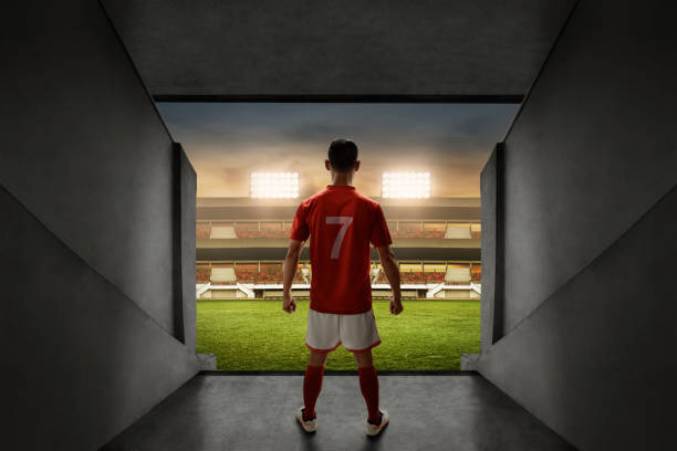 jugador de fútbol parado en la entrada del estadio - back and forwards fotografías e imágenes de stock
