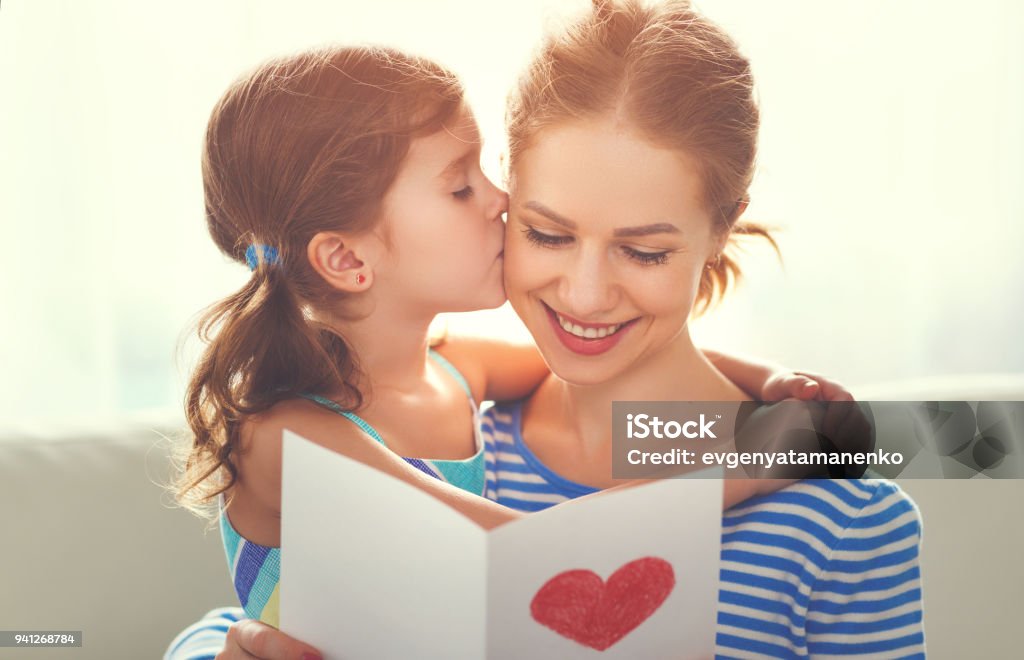 Buona festa della mamma! La figlia si congratula con le mamme e le regala una cartolina - Foto stock royalty-free di Madre