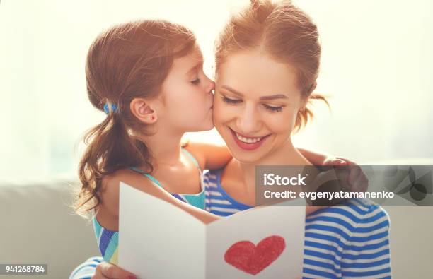 Buona Festa Della Mamma La Figlia Si Congratula Con Le Mamme E Le Regala Una Cartolina - Fotografie stock e altre immagini di Madre