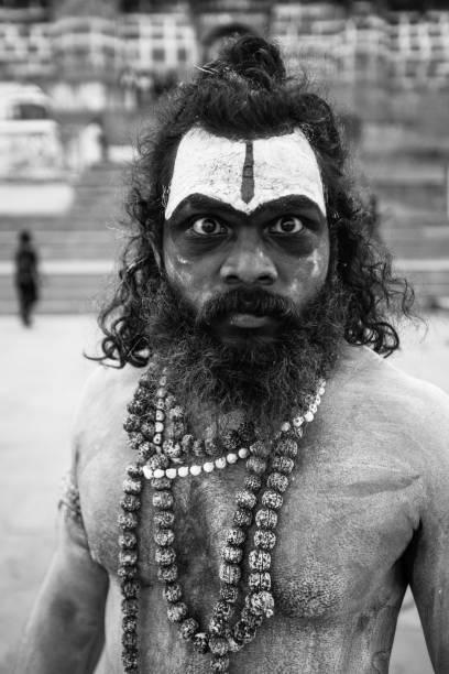 sadhu on the dashashwamedh ghat of ganga river in varanasi. - 13585 imagens e fotografias de stock