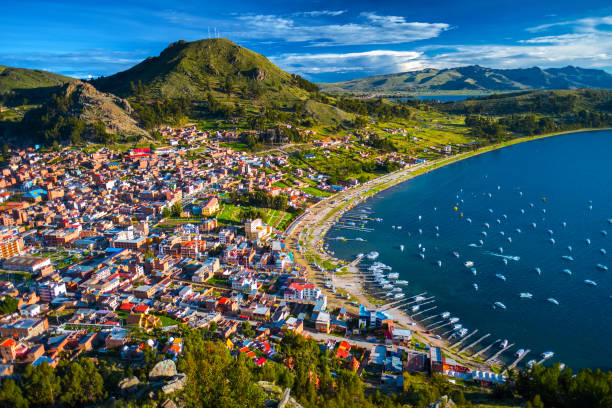 ciudad de copacabana - bolivia fotografías e imágenes de stock