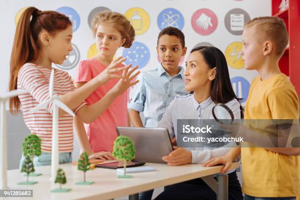 Intelligente Schüler Teilen Ihre Projektidee Ökologie Mit Lehrer Stockfoto und mehr Bilder von Kind