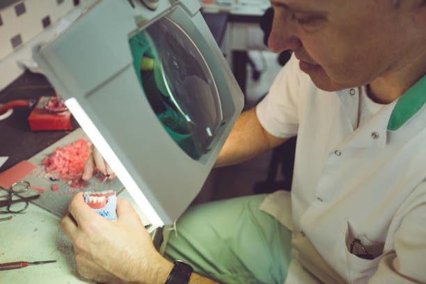 hombre adulto medio hacer una prótesis dental - technician dentures prosthetic equipment workshop fotografías e imágenes de stock