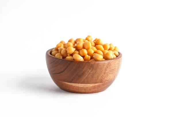 보존된 (삶은) chickpea 흰색 배경에 고립의 나무 그릇 - chick pea 뉴스 사진 이미지