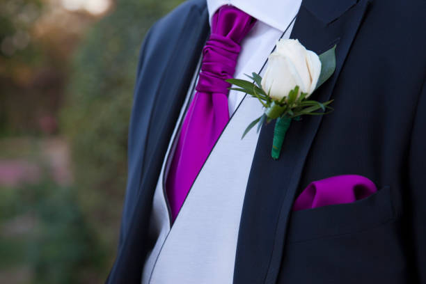 détail d’un costume de marié avec une rose blanche - cravat photos et images de collection