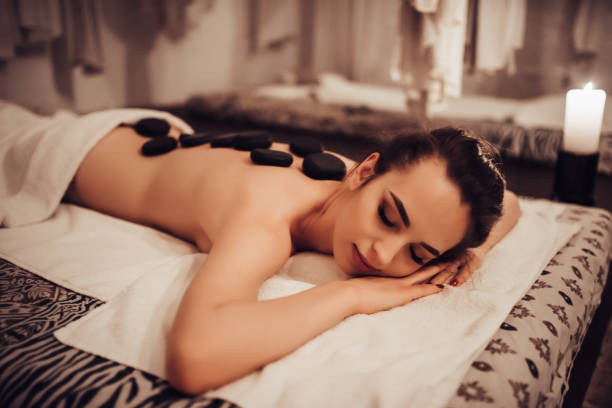 femme dans un salon de beauté du spa - lastone therapy spa treatment massaging massage therapist photos et images de collection