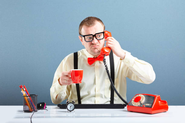 chico nerd enojado hablando por teléfono - bizarre nerd humor telephone fotografías e imágenes de stock