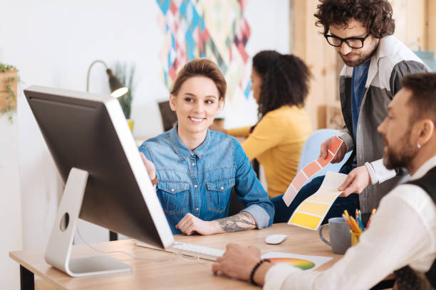 istock Alert woman reporting work results to her colleagues 941325636