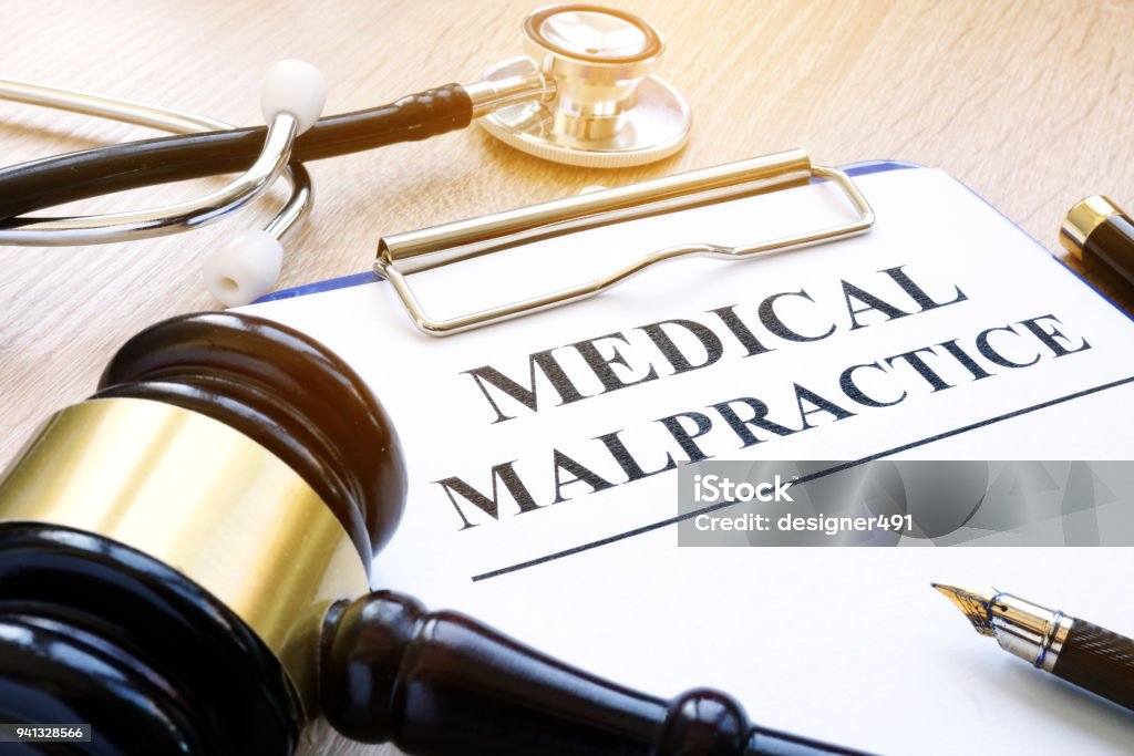 Appunti con documenti su negligenza medica e martello. - Foto stock royalty-free di Negligenza medica