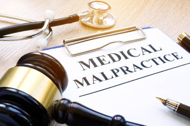 clipboard with documents about medical malpractice and gavel. - wrong injury imagens e fotografias de stock