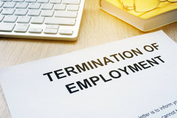 termination of employment on an office desk. - downsizing imagens e fotografias de stock