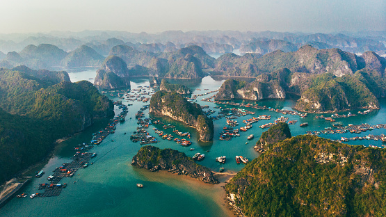 Vista aérea de la bahía de Halong en Vietnam photo