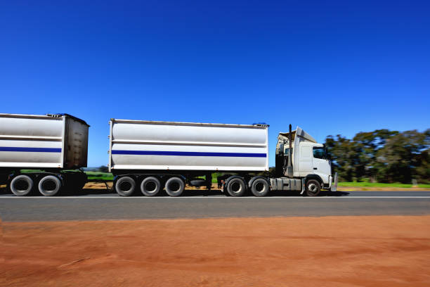 caminhão na estrada do outback, austrália ocidental - truck oil industry natural gas action - fotografias e filmes do acervo