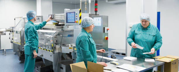 istock Pharmaceutical factory workers in sterile environment 941351226