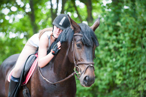 młoda nastoletnia dama-jeździecka obejmująca swojego ulubionego konia frend-brown. - frend zdjęcia i obrazy z banku zdjęć