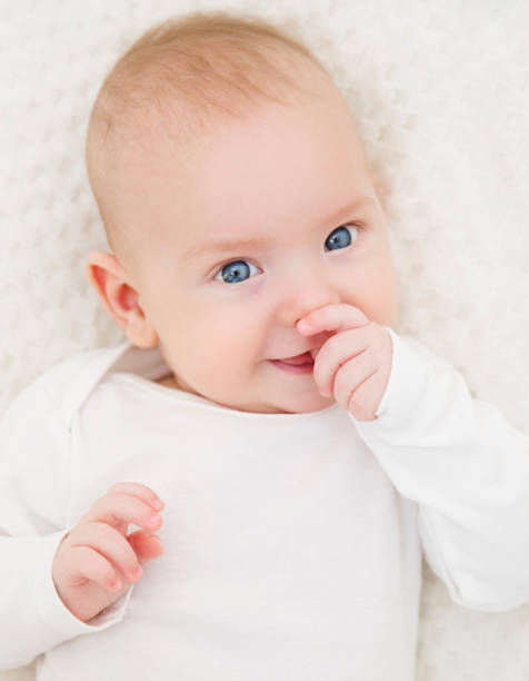 portret dziecka, szczęśliwy niemowlę dziecko, piękny uśmiechnięty chłopiec - finger in mouth obrazy zdjęcia i obrazy z banku zdjęć