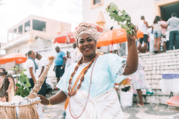 mujer vestida con ropas tradicionales en salvador, bahia, brasil - number of people traditional culture outdoors audience fotografías e imágenes de stock