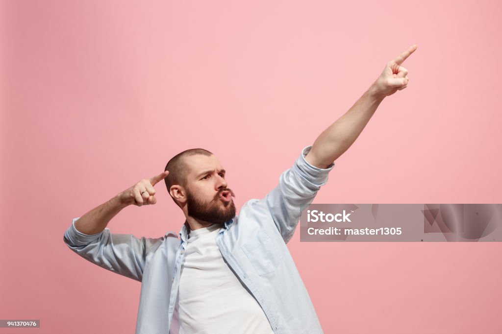 Vince il successo uomo felice estatico celebrando di essere un vincitore. Immagine energetica dinamica del modello maschile - Foto stock royalty-free di Uomini