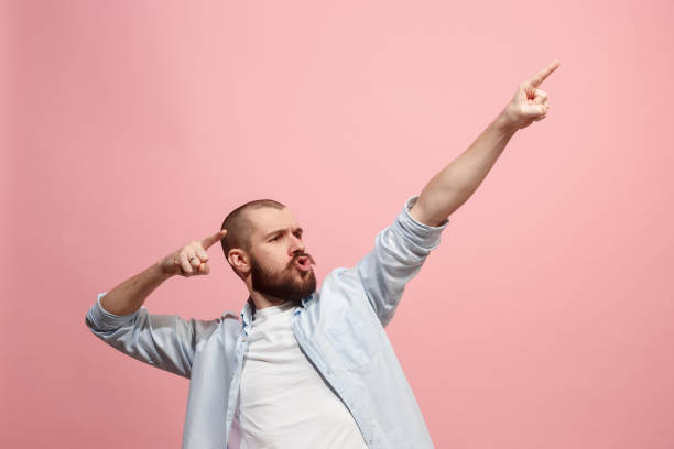 ganhar sucesso homem feliz em êxtase celebrar ser um vencedor. dinâmica energética imagem do modelo masculino - positive expression - fotografias e filmes do acervo