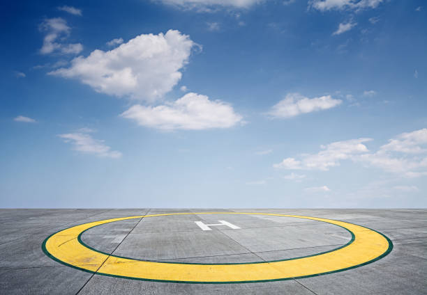 eliporto e cielo blu sullo sfondo - helipad foto e immagini stock