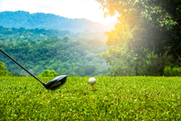 golfista uderza w tee off zone w pięknym polu golfowym - teeing off zdjęcia i obrazy z banku zdjęć