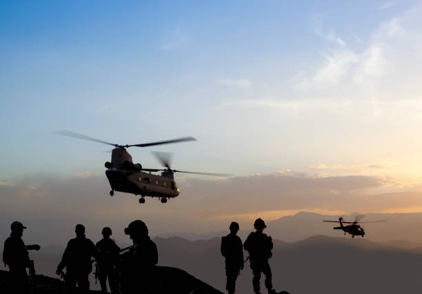 military misión al atardecer - soldado ejército de tierra fotografías e imágenes de stock