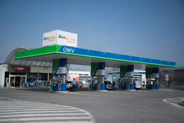 estación de llenado de gasolina omv - omv fotografías e imágenes de stock