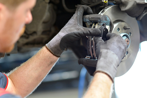 mecánico reparaciones de freno del vehículo en un taller photo