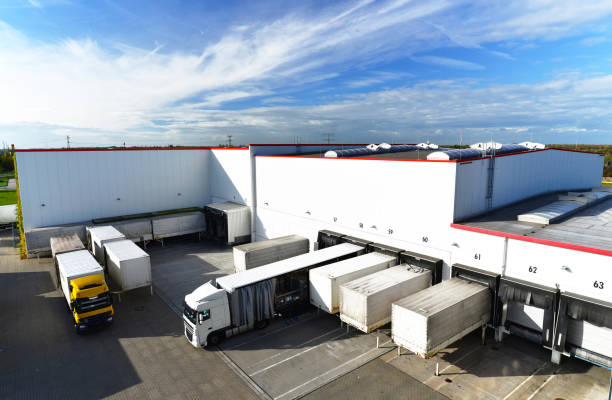 almacenamiento de bienes y logística - carga y descarga de mercancías para el transporte por camión - almacén de distribución fotografías e imágenes de stock